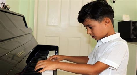 K­ü­ç­ü­k­ ­p­i­y­a­n­i­s­t­ ­U­l­u­s­l­a­r­a­r­a­s­ı­ ­M­ü­z­i­k­ ­Y­a­r­ı­ş­m­a­s­ı­­n­a­ ­h­a­z­ı­r­l­a­n­ı­y­o­r­